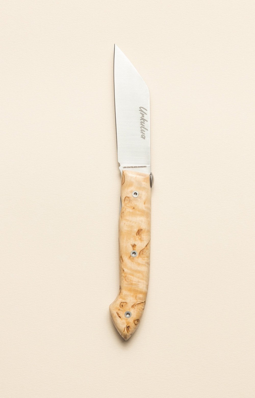 Urkulua, couteau de berger Basque avec système de liner lock, couteau à fromages, lame inox, manche en bois de bouleau