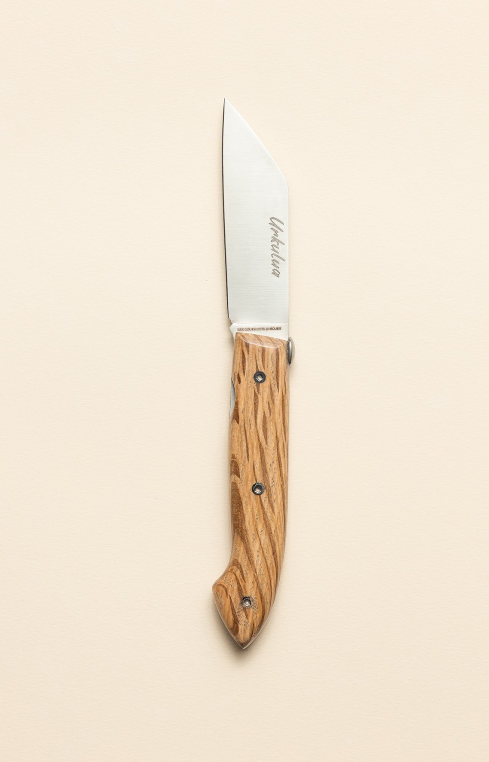 Urkulua, couteau de berger Basque avec système de liner lock, couteau à fromages, lame inox, manche en bois de chêne vert