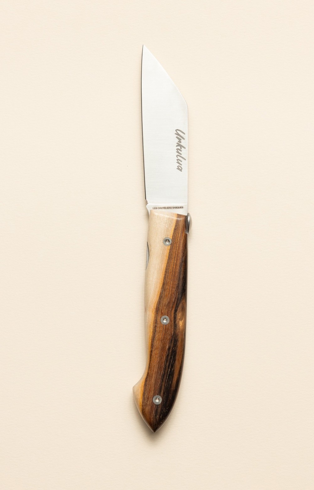 Urkulua, couteau de berger Basque avec système de liner lock, couteau à fromages, lame inox, manche en bois de pistachier