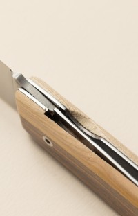 Système de liner lock sur le couteau de poche basque Urkulua en pistachier