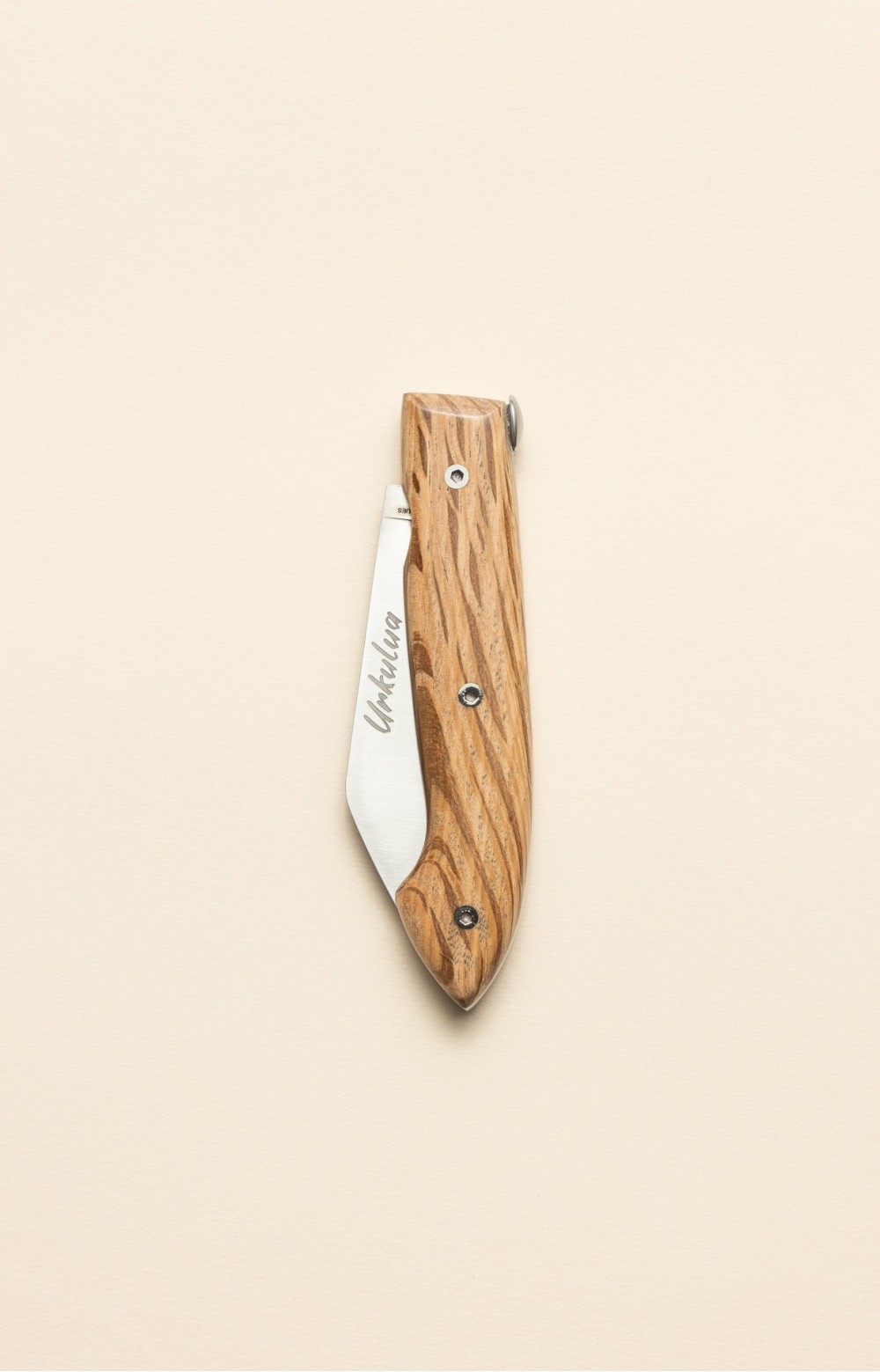 Couteau de berger basque Urkulua, système de liner lock et position fermée, couteau manche en bois