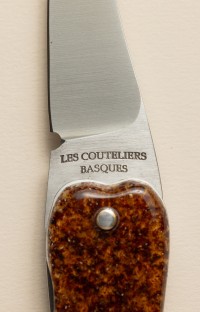 Bixia inclusion de poudre de piment dans de la résine, couteau gravé au laser avec le logo Les Couteliers Basques