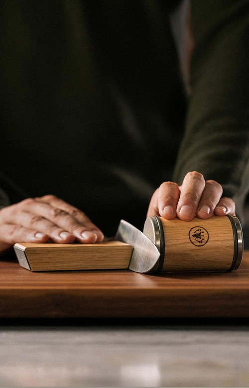 Photo de l'affuteur guidé HORL®3 en bois de chêne en fonctionnement.